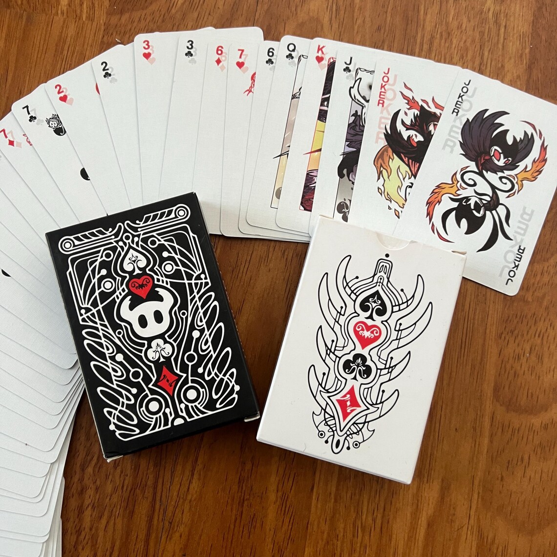 Board Games - ชุดการ์ดโป๊กเกอร์ฮอลโลว์ไนท์มาตรฐาน การ์ดเกมสีดำและสีขาว กลุ่มการ์ดเกม ของขวัญเกมกระดานสร้างสรรค์แบบพกพา คอลเลกชันของขวัญ